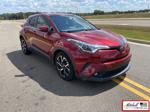 Used 2018 Toyota C-HR XLE image 1