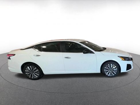 Used 2025 Nissan Altima 2.5 SV FWD image 12