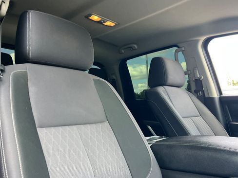 Used 2021 Nissan Titan SV w/ SV Convenience Package AWD/4WD image 19
