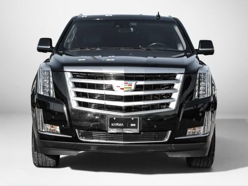 Used 2018 Cadillac Escalade Luxury RWD image 3