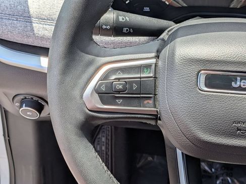 Used 2025 Jeep Compass Latitude w/ Sun & Sound Group AWD/4WD image 18