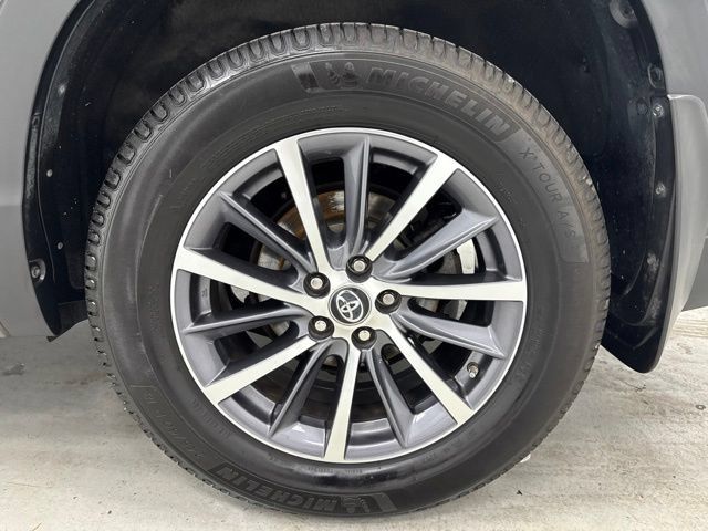 Used 2018 Toyota Highlander XLE AWD/4WD image 36