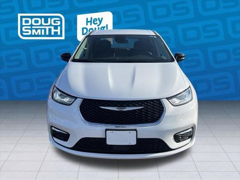Certified 2024 Chrysler Pacifica Touring-L FWD image 8