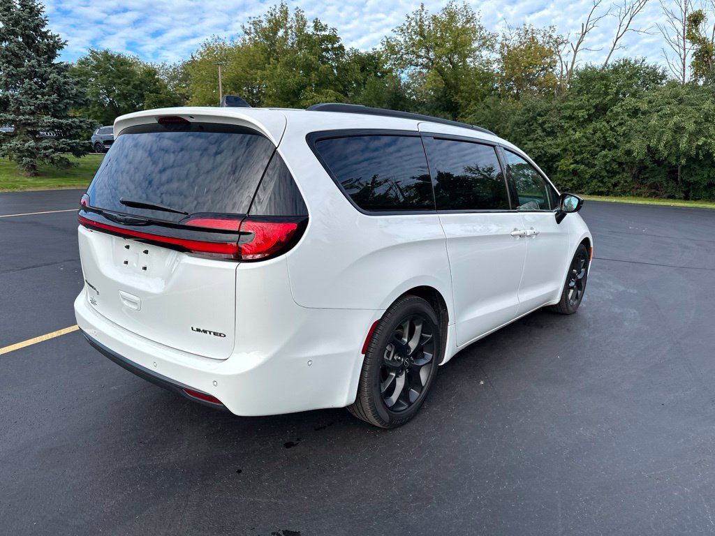 Used 2025 Chrysler Pacifica Limited w/ Uconnect Theater Family Group FWD image 3