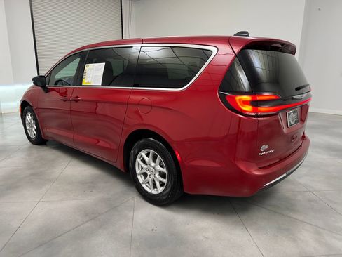 Used 2025 Chrysler Pacifica Select FWD image 5