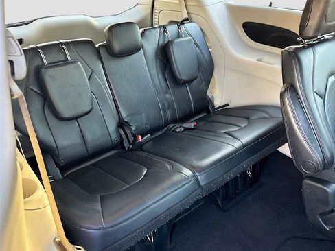 Used 2018 Chrysler Pacifica Touring-L image 29