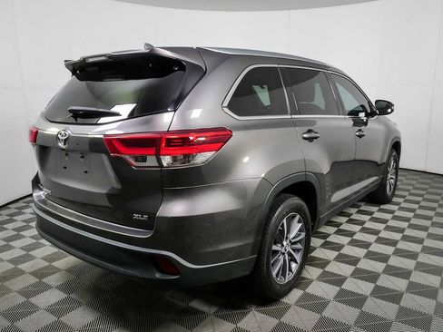 Used 2019 Toyota Highlander XLE FWD image 3