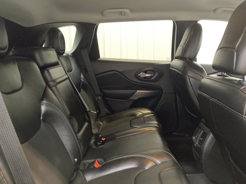 Used 2019 Jeep Cherokee Latitude Plus w/ Comfort/Convenience Group FWD image 19