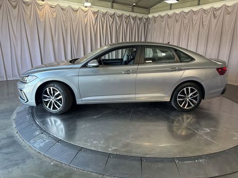 Used 2025 Volkswagen Jetta SE FWD image 8