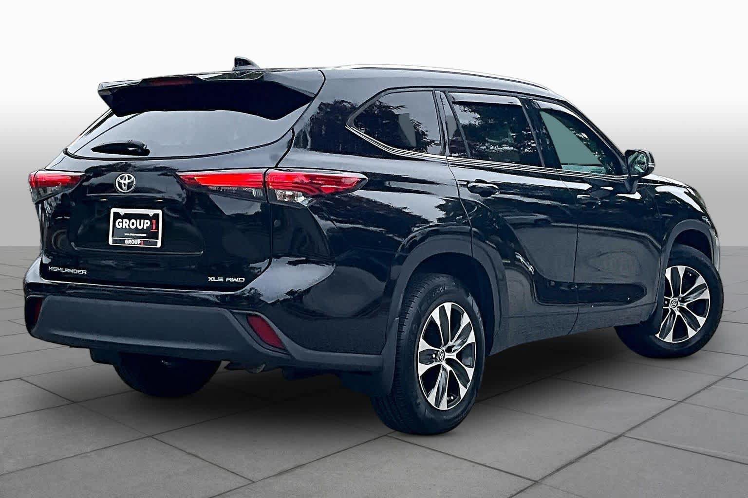 Used 2021 Toyota Highlander XLE AWD/4WD image 13