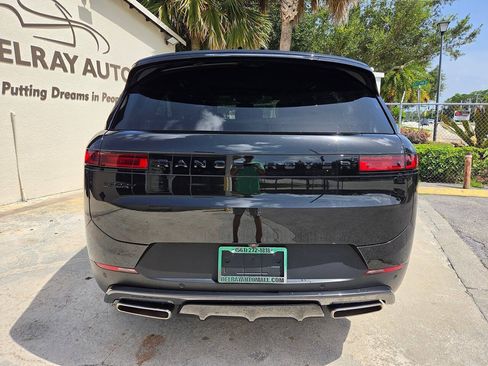 Used 2025 Land Rover Range Rover Sport SE AWD/4WD image 6