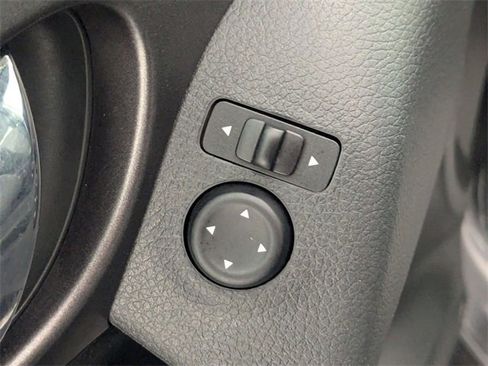 Used 2016 Nissan Rogue SV w/ SV Premium Package image 11