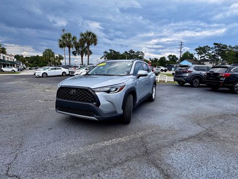 Used 2023 Toyota Corolla Cross LE w/ Moonroof Package FWD image 2