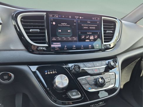 Used 2025 Chrysler Pacifica Select FWD image 12