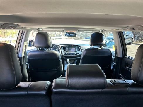 Used 2019 Toyota Highlander XLE image 14