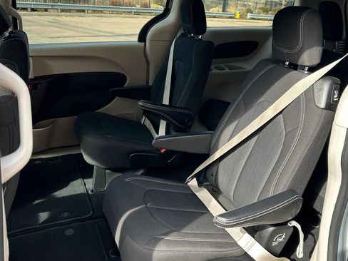 Used 2023 Chrysler Voyager LX FWD image 10