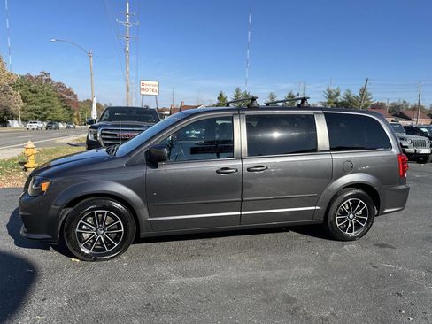 Used 2017 Dodge Grand Caravan SXT w/ Blacktop Package image 3