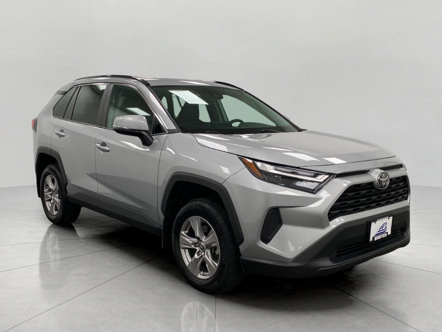 Used 2025 Toyota RAV4 XLE AWD/4WD image 1