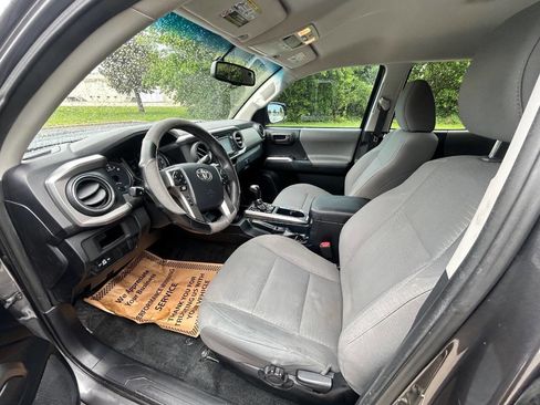 Used 2016 Toyota Tacoma SR5 w/ SR5 Appearance Package (SN) RWD image 11