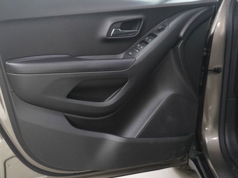 Used 2022 Chevrolet Trax LT w/ LT Convenience Package image 18