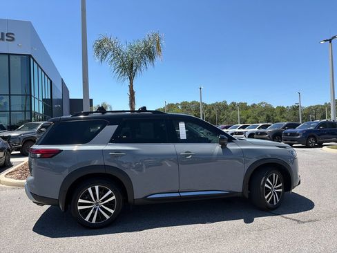 Used 2024 Nissan Pathfinder Platinum AWD/4WD image 8
