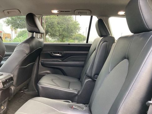 Used 2024 Toyota Grand Highlander AWD image 11