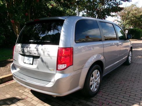 Used 2018 Dodge Grand Caravan SE w/ UConnect Hands-Free Group FWD image 6