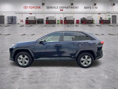 Used 2022 Toyota RAV4 XLE w/ Convenience Package AWD/4WD image 4