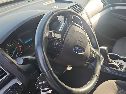 Used 2017 Ford Explorer XLT image 2