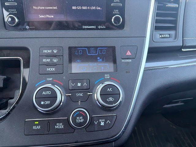 Used 2018 Toyota Sienna SE FWD image 12