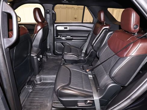 Certified 2020 Ford Explorer Platinum w/ Premium Technology Package image 18