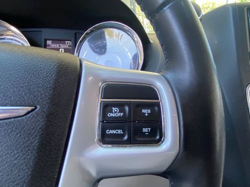 Used 2014 Chrysler Town & Country Touring FWD image 19