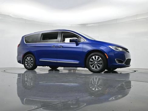 Used 2020 Chrysler Pacifica Limited FWD image 39
