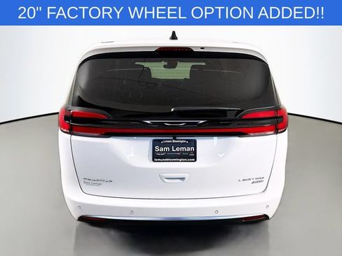 New 2027 Chrysler Pacifica Limited AWD/4WD image 6
