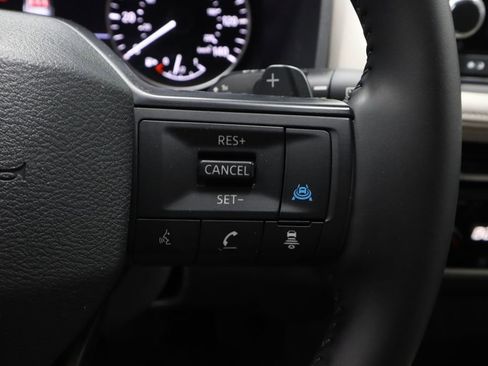 Certified 2025 Nissan Rogue SV image 29