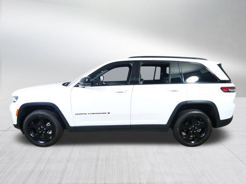 Used 2024 Jeep Grand Cherokee Limited w/ Black Appearance Package AWD/4WD image 4