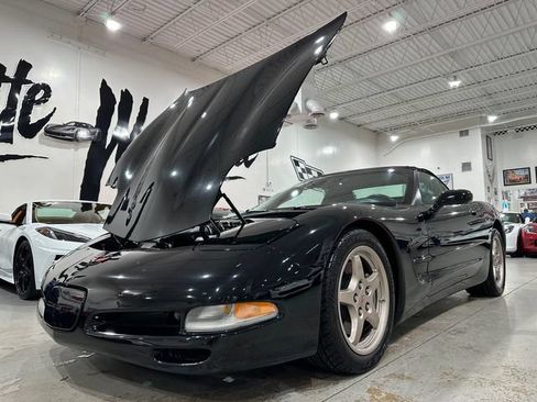 Used 2004 Chevrolet Corvette Convertible w/ Preferred Equipment Group RWD image 24
