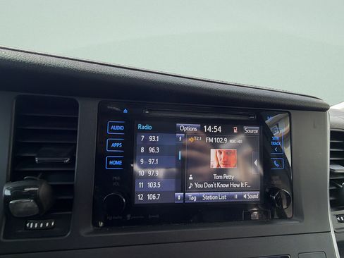 Used 2017 Toyota Sienna SE Premium FWD image 15