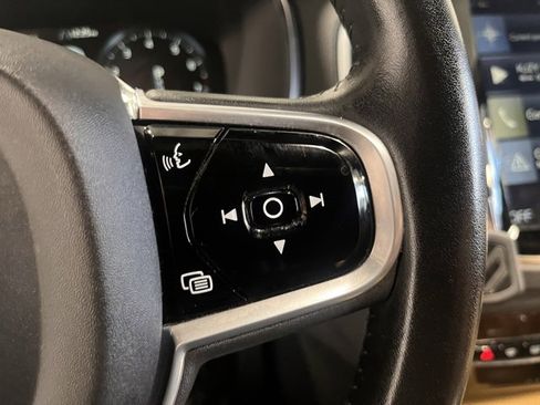 Used 2017 Volvo XC90 T6 Momentum w/ Vision Package image 26