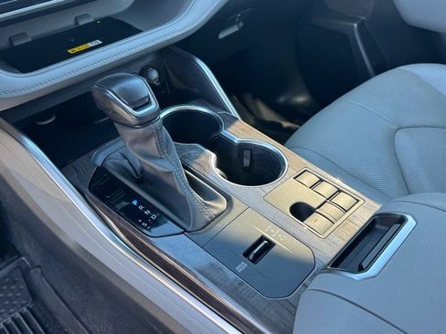 Used 2024 Toyota Highlander Platinum image 24