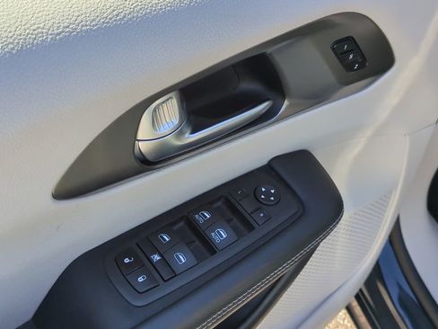 Used 2024 Chrysler Pacifica Touring-L image 13