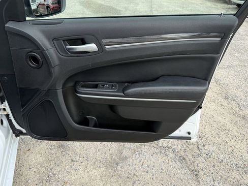 Used 2022 Chrysler 300 Touring image 37