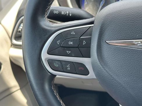 Used 2017 Chrysler Pacifica Touring-L FWD image 20