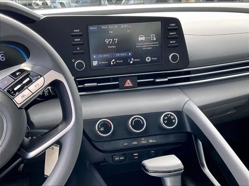 Used 2025 Hyundai Elantra SE FWD image 18