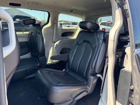 Used 2023 Chrysler Pacifica Touring-L FWD image 15