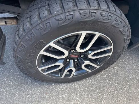 Used 2024 GMC Sierra 1500 AT4 w/ Technology Package image 10