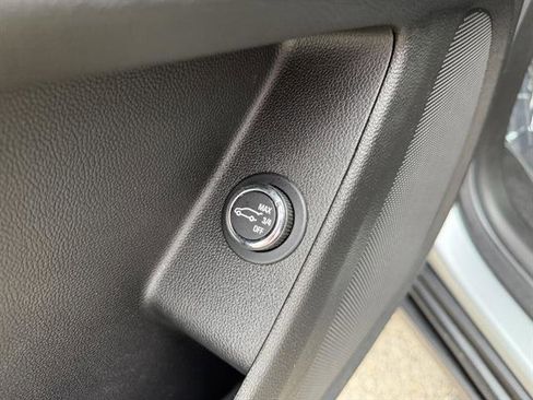 Used 2023 Chevrolet Traverse LT image 29