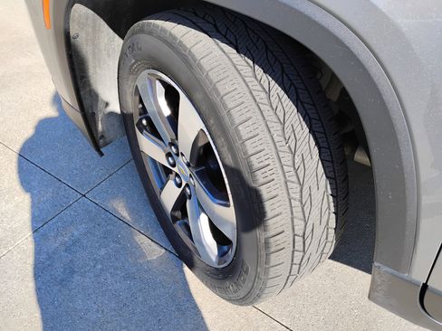 Used 2023 Chevrolet Traverse LT w/ LT Premium Package image 25