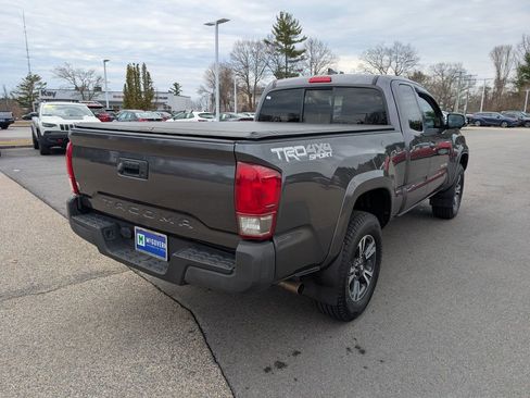 Used 2017 Toyota Tacoma TRD Sport image 5