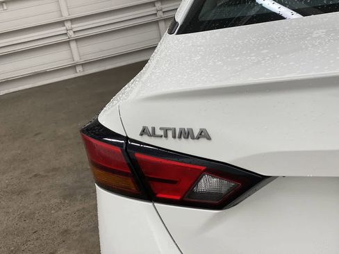 Used 2025 Nissan Altima 2.5 SV FWD image 10